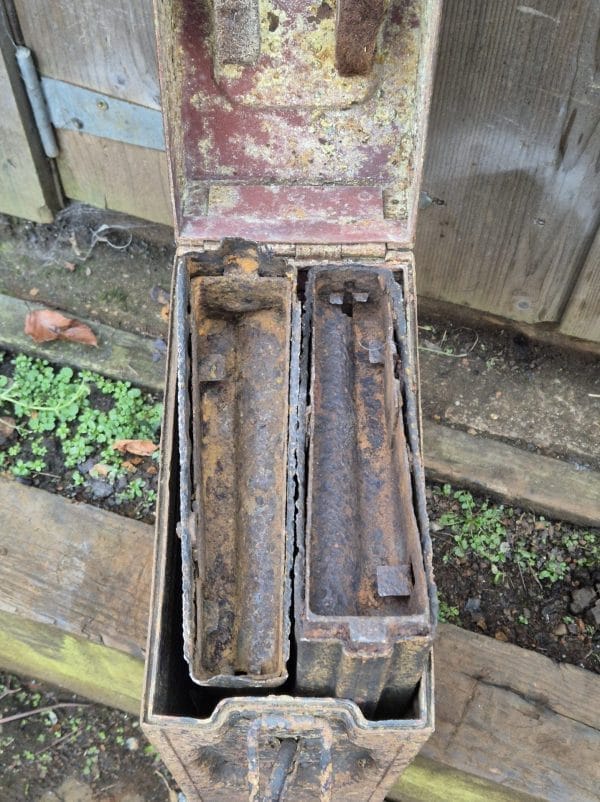 ww2 German 2cm flak box with magazines